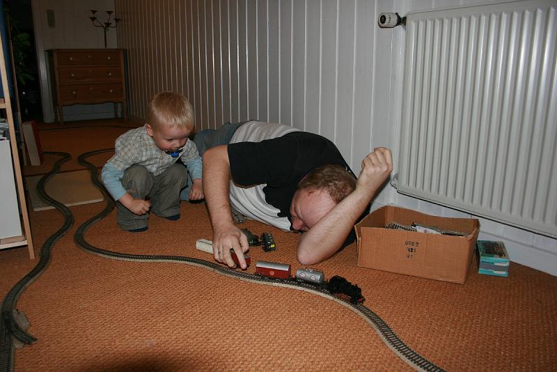 Rene & Jeppe.jpg - Rene og jeppe leger med tog. Rene and Jeppe plays with train